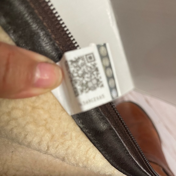 UGG AUSTRALIA LEATHER BOOTS - Picture 10 of 13